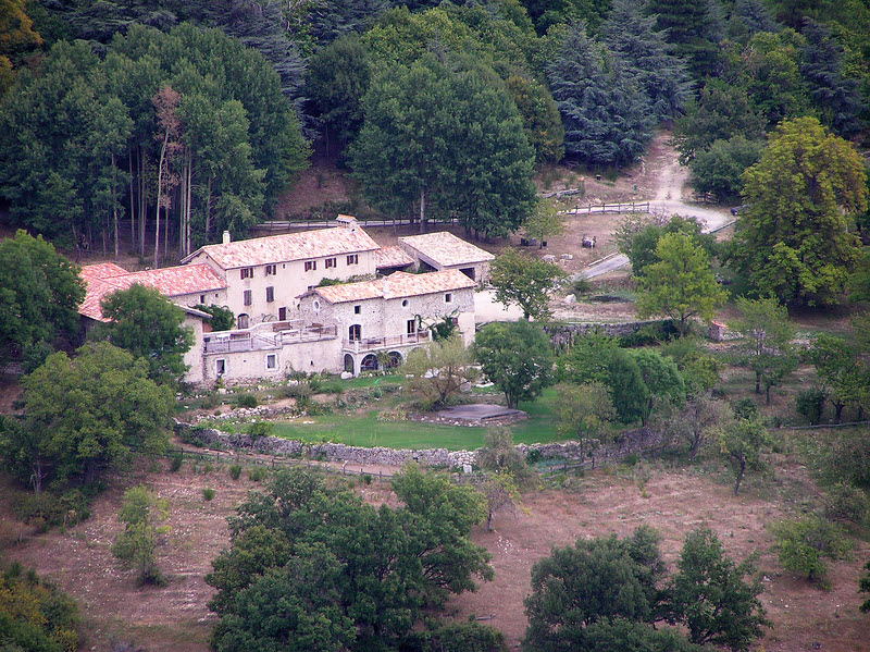 Zoomed in on the buildings at le Mas Nouveau, with the garden in front of it. (243k)