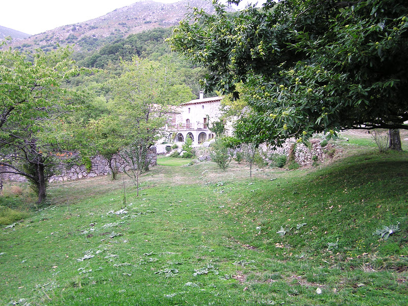 The extensive gardens of le Mas Nouveau.� (276k)