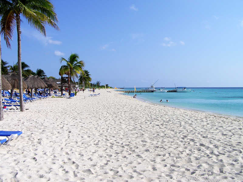 Looking along the beach to the jetty. (67k)