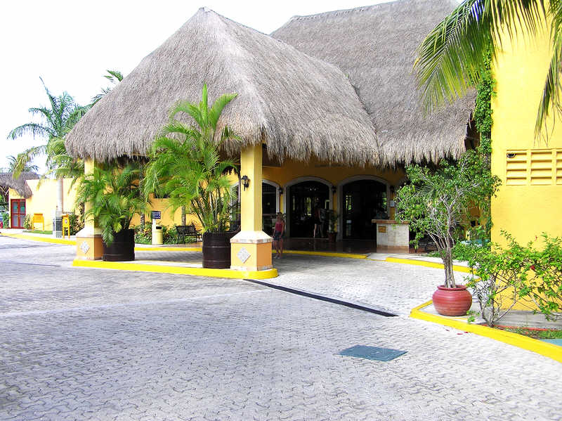 Arriving at the Occidental Allegro Resort. (96k)