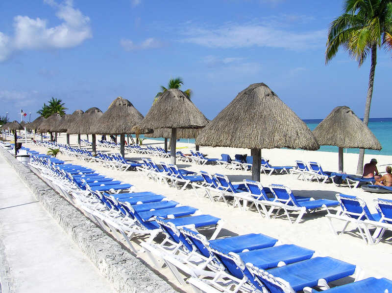 Lots of sunbeds, but get to the beach early to get a sunshade. (83k)
