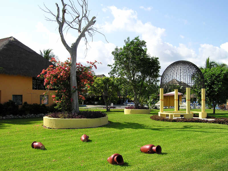 Gardens just behind the beach. (91k)