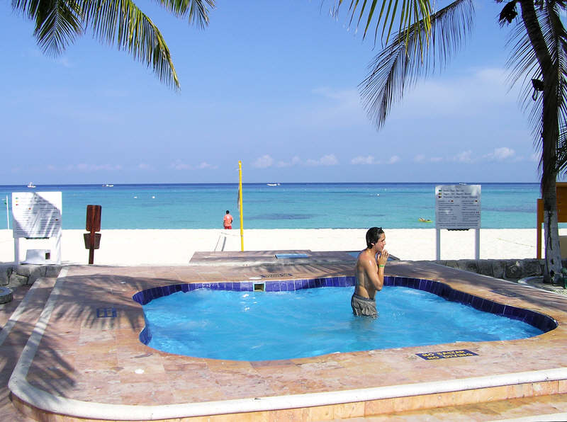 Jacuzzi area next to the beach.  (73k)