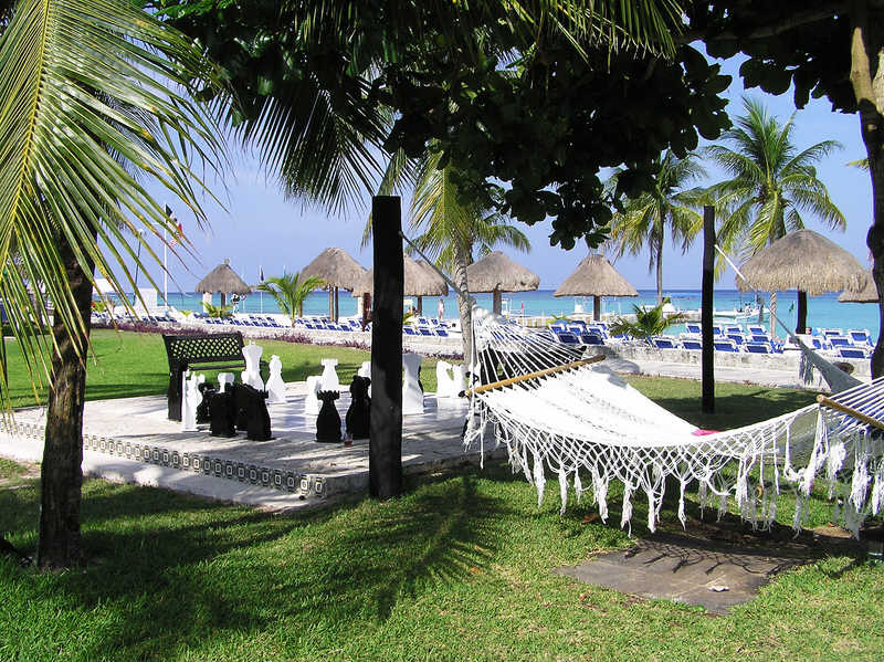 Relaxation area near the beach. (123k)