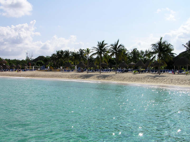 The beach as seen from the jetty. (79k)