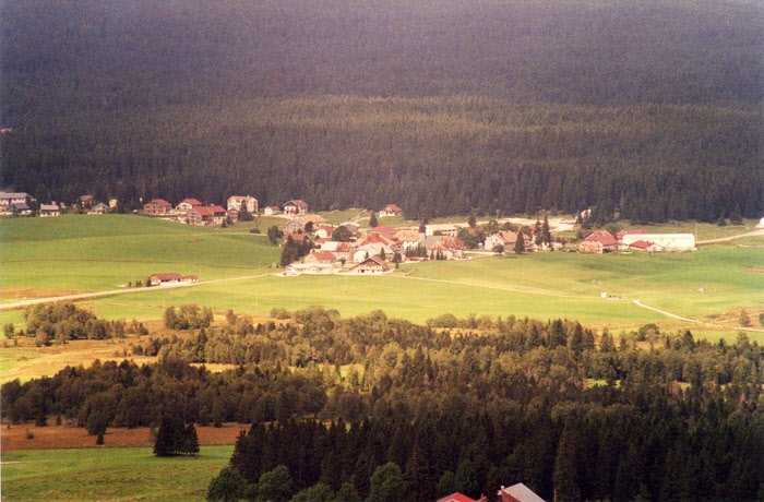 Chapelle-des-Bois and the Hotel Les Melezes (34k)