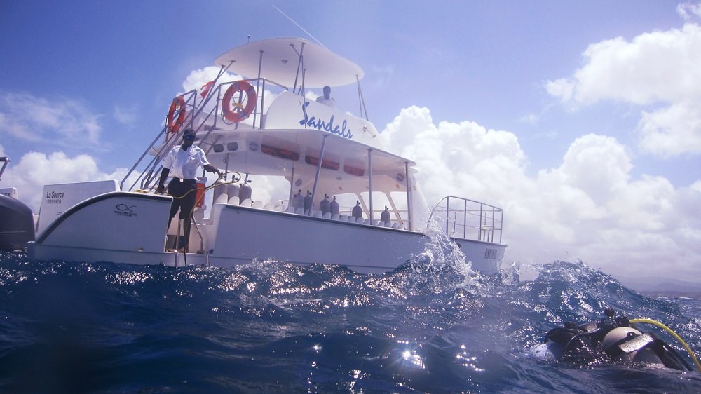 A welcome sight at the end of the dive. Troyson throws a floating line for us to grab hold of to get back to the boat.