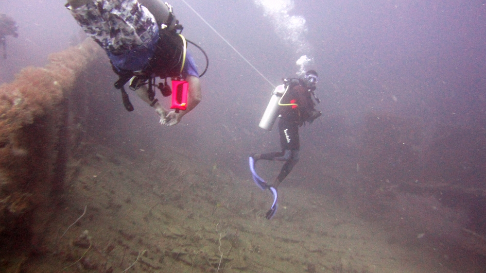 Divemaster Gary and dive buddy Ken at about 33m on the Bianca C.