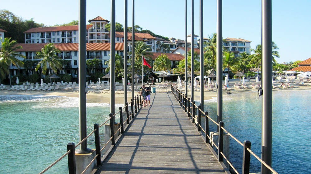 The flagpoles jetty, looking back at the beach.