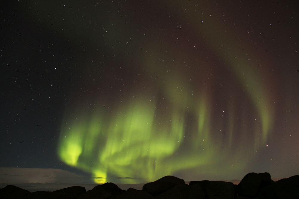 The eastern side of the display soon developed into this magnificent curvy structure, brightening considerably, with less 
					red, but intense greeny-yellow. Exposure time shortened to 20 seconds.