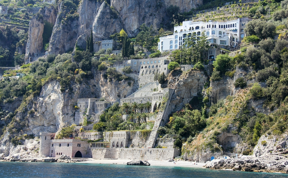 This huge multi-level villa spilling grandly down to its own private beach was allegedly owned by the vastly wealthy Agnelli family who owned FIAT. At
        one time the Agnelli assets represented 4.4% of Italy's GDP. 