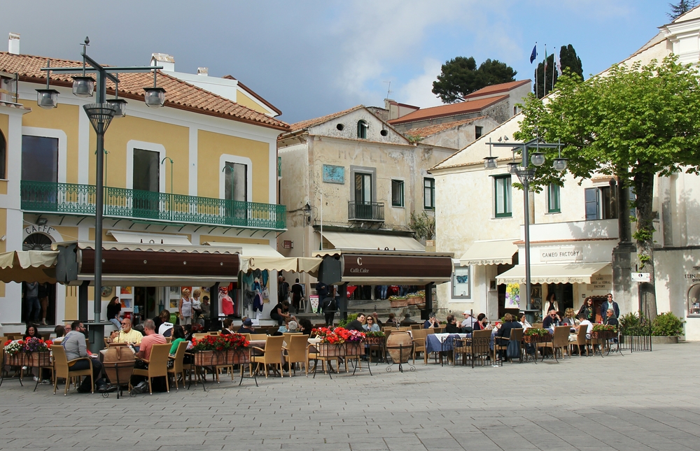 Pavement cafe next to the cathedral steps.