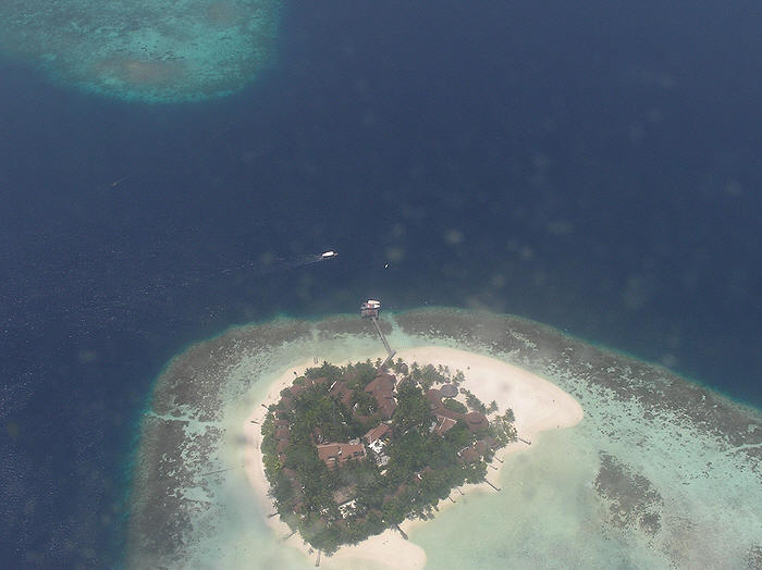 Athuruga island as seen through the seaplane window. (46k)