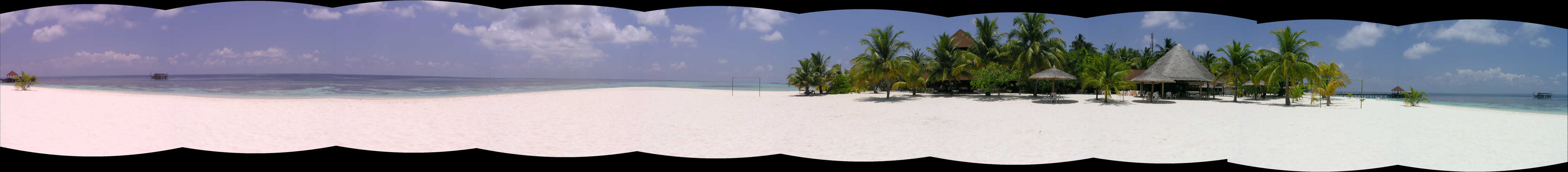 Panoramic view from the beach outside the bar & restaurant.  Use the scroll bar to see a 360° view of Athuruga. (117k)
