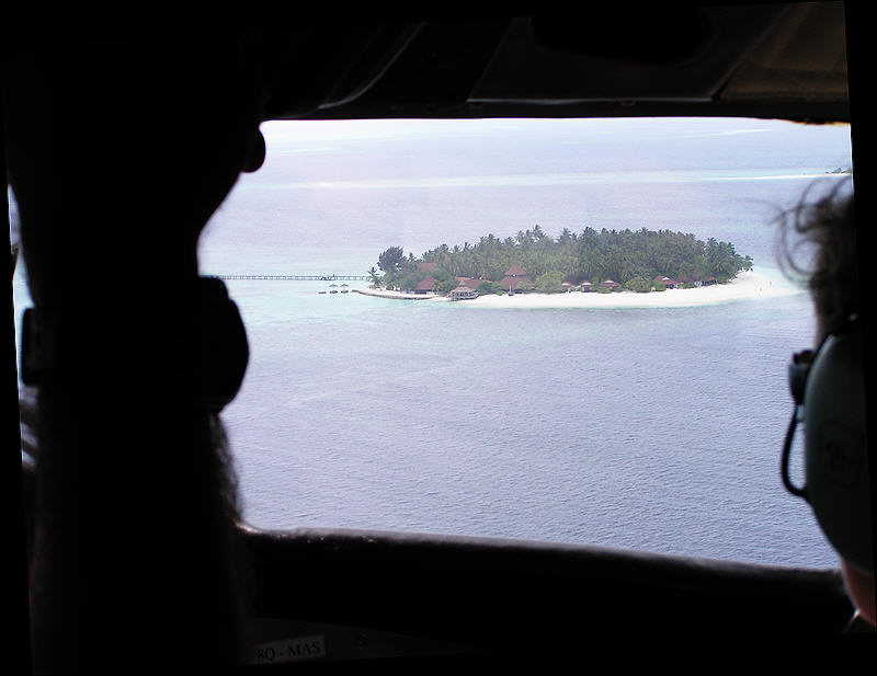 Looking over the co-pilot's shoulder onto Thudufushi as she prepares to land.  (52k)