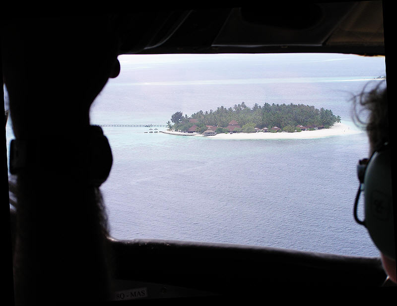 Looking over the co-pilot's shoulder onto Thudufushi as she prepares to land. (52k)