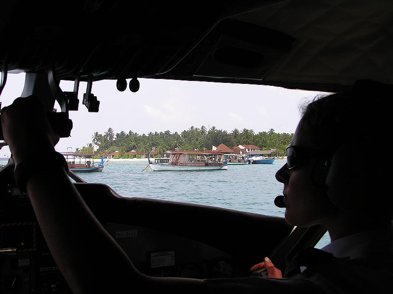 Taxying over to the pontoon for transfer by dhoni to the jetty. (55k)