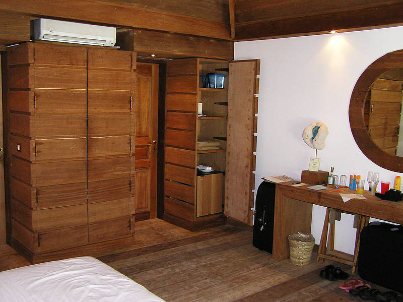 The renovated room no 14 on Thudufushi, showing the minibar and some of the masses of wardrobe space.  (86k)