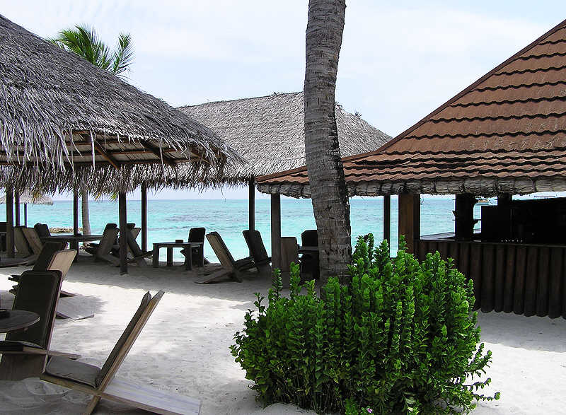 The (closed for lunch) Beach Bar next to Reception.�Now in danger of slipping sideways into the sea. (97k)