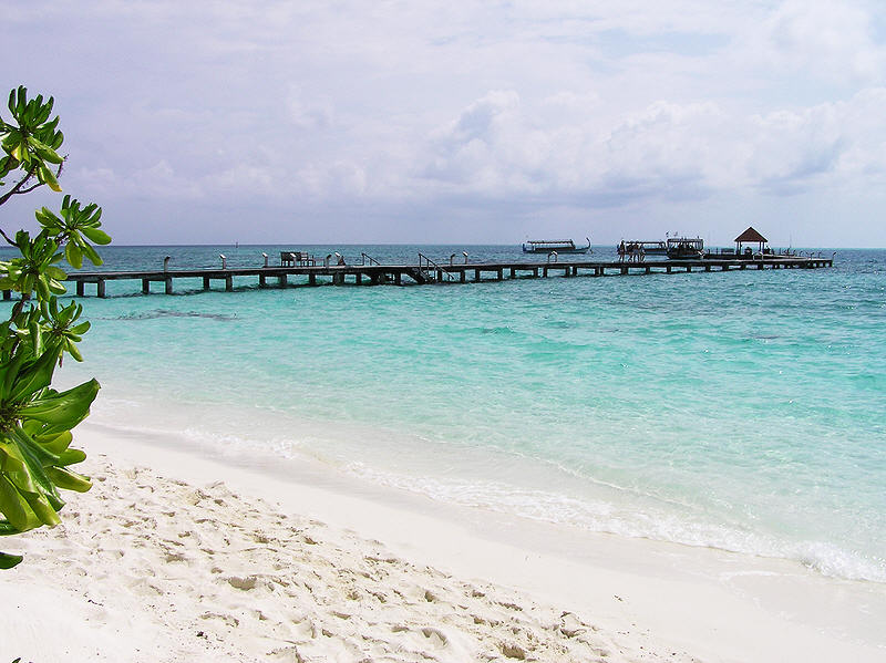 Looking out over the jetty from outside room number 4 or so.  (87k)