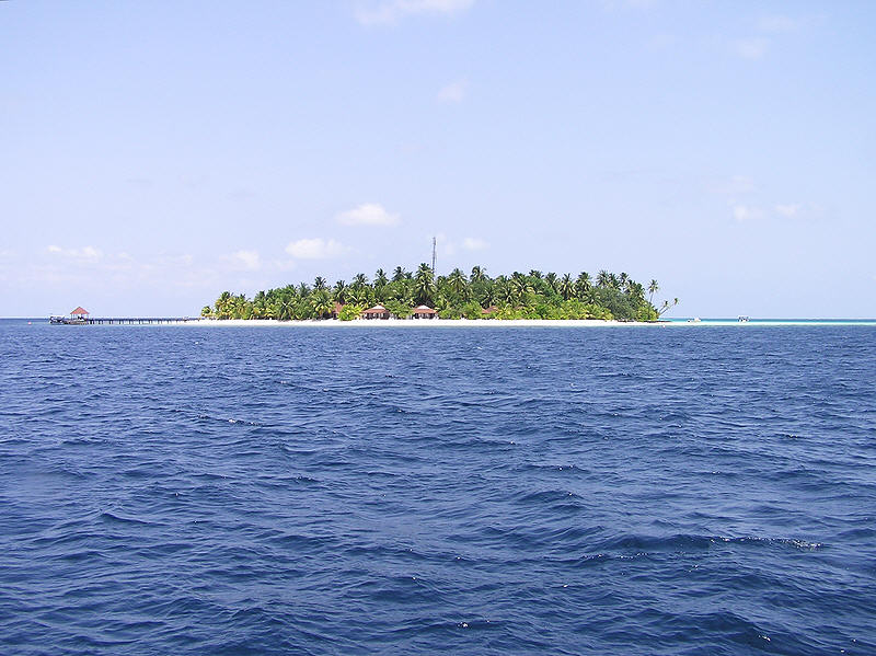 Athuruga Island from the sea.... (95k)