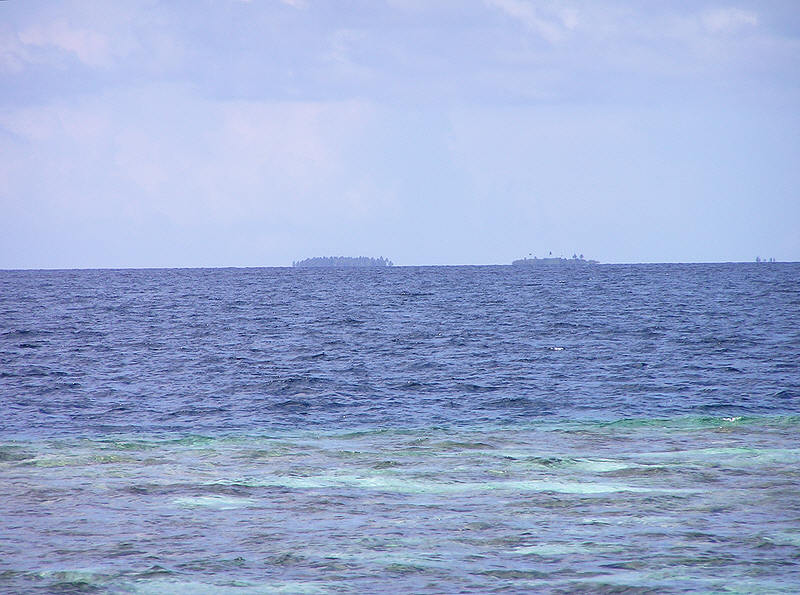 The view from Athuruga - Thudufushi on the left, and the Robinson Crusoe Island on the right. (90k)