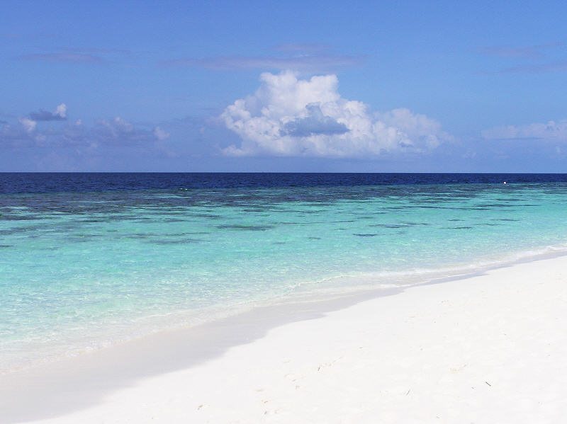 White sand, blue sea.... (54k)