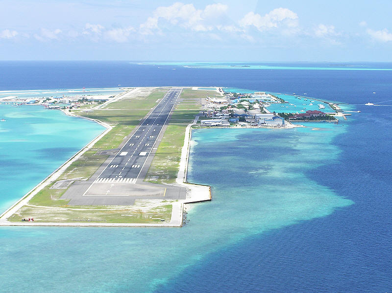 Arriving back at Hulule, ready to land at the seaplane terminal (at the left middle distance). (88k)