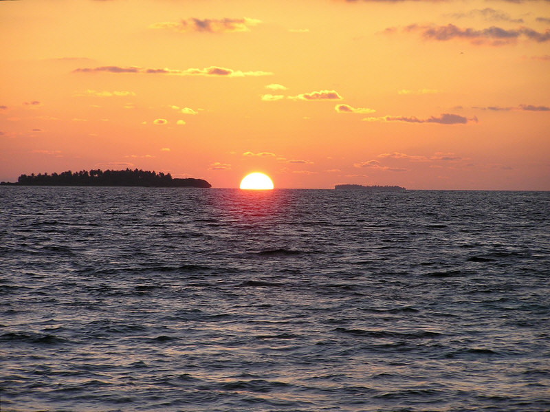 Another beautiful sunset at Reethi Beach. (145k)