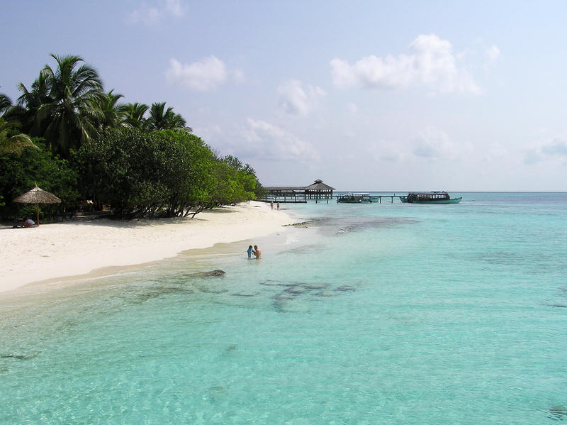 Looking north from the reception jetty to the diving jetty and the Moodhu Bar/Coffee shop jetty in the distance. (72k)