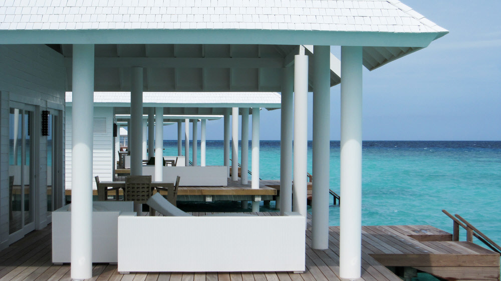 View along the line of water villas. (127k)