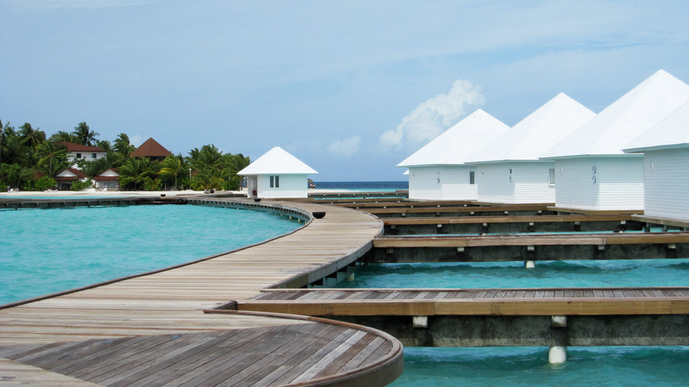 Part of the walkway back to the island. When the sun shines, the wooden jetty gets too hot to go barefoot. (132k)