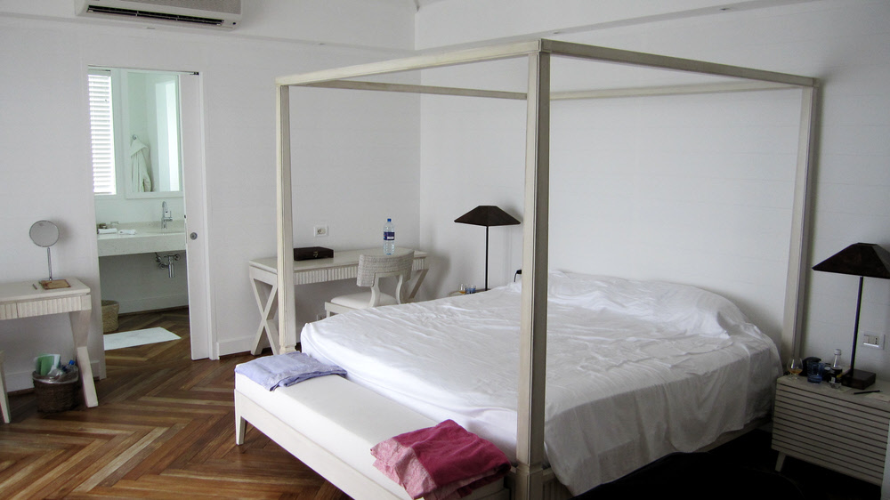 Sleeping area on our final morning after we packed, showing the two writing desks. (118k)