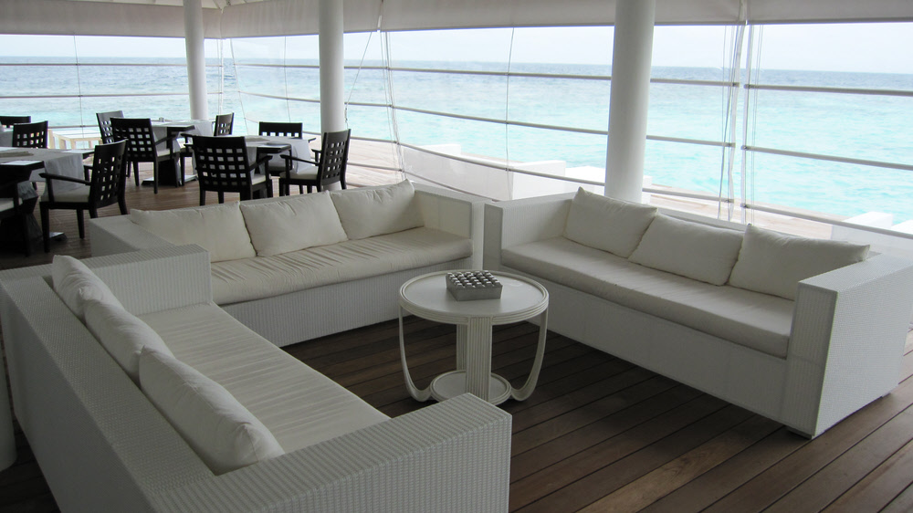 Indoor seating area in the restaurant. You can also see the seating ouside (beyond the plastic windbreaks) for when the weather is calm. (144k)