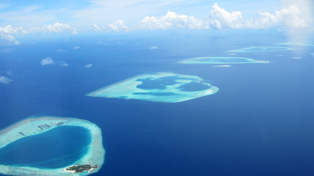 On the seaplane flight as we pass over the edge of the Male Atoll.   (97k)