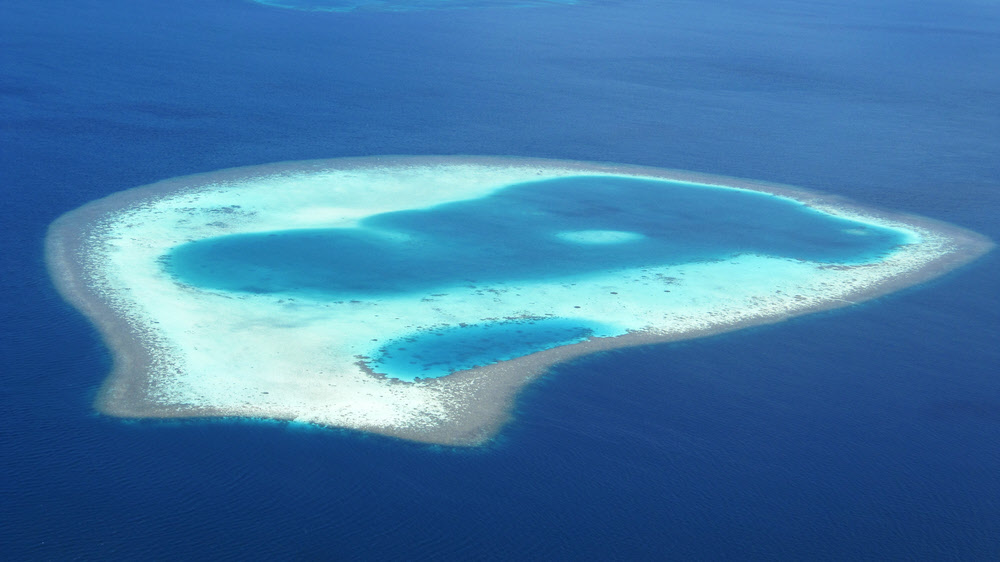 A coral reef from the Twin Otter seaplane as we descend towards Athuruga.  (106k)