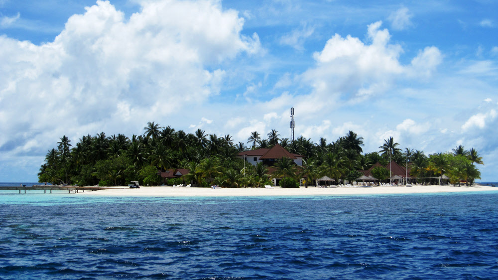 Athuruga from the south-west, showing the large area of sand outside the restaurant.  (184k)