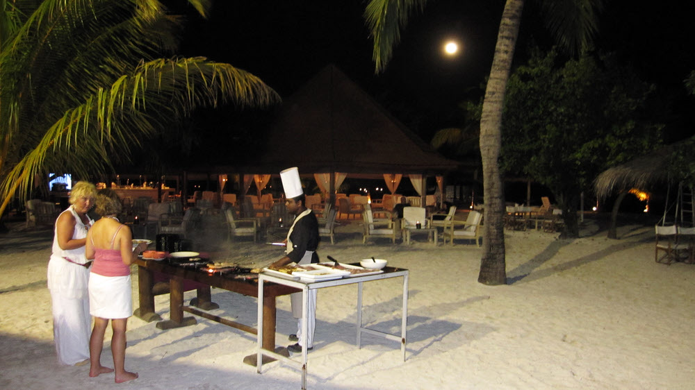 The full moon shines down on Athuruga, while delicious fish grill on the barbecue. (131k)