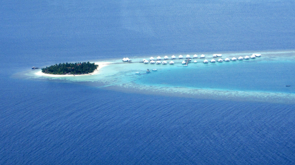 A good view from the seaplane of Athuruga and the water village.   (194k)