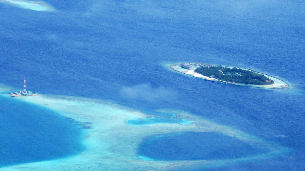 Ellaidhoo Island resort from the seaplane.  (193k)