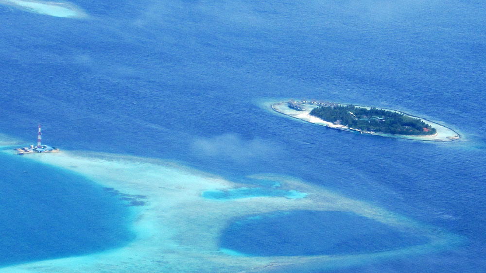 Ellaidhoo Island resort from the seaplane. (193k)