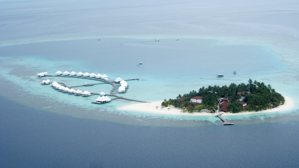 Athuruga Island seen from the seaplane. Towards the top you can just make out another seaplane that has just landed and is taxying over to one of the pontoons.  (112k)