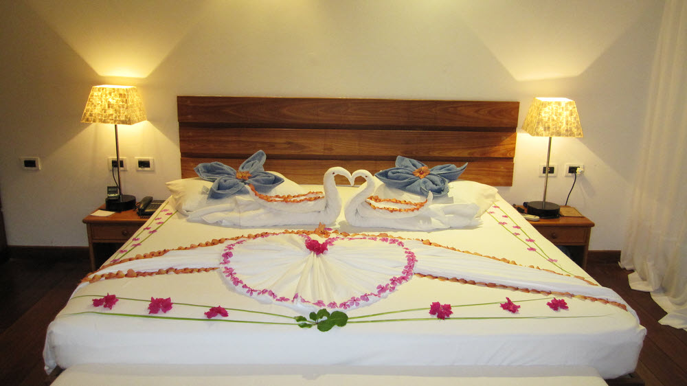 Towards the end of our stay, our room boy decorated our bed beautifully with bougainvillea and hibiscus.  (107k)