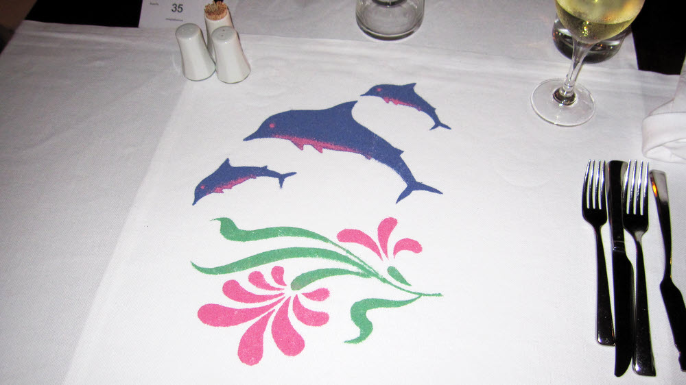 Our restaurant table was also decorated with this tableau in coloured sand by our waiter Zareer.   (99k)