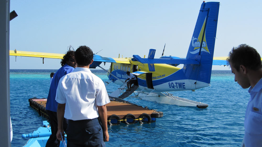 The Twin Otter seaplane moored by one of Athuruga's two pontoons.  (133k)
