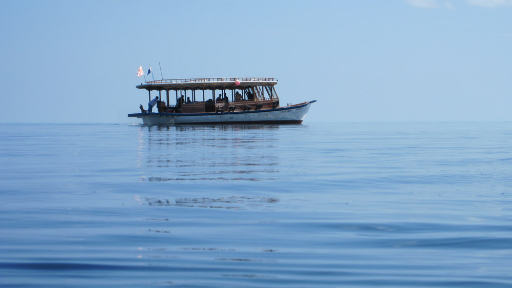 A welcome sight at the end of a dive - the boat coming to pick us up at Thudufushi Tilla.
			The weather was superb - the sea is flat calm.