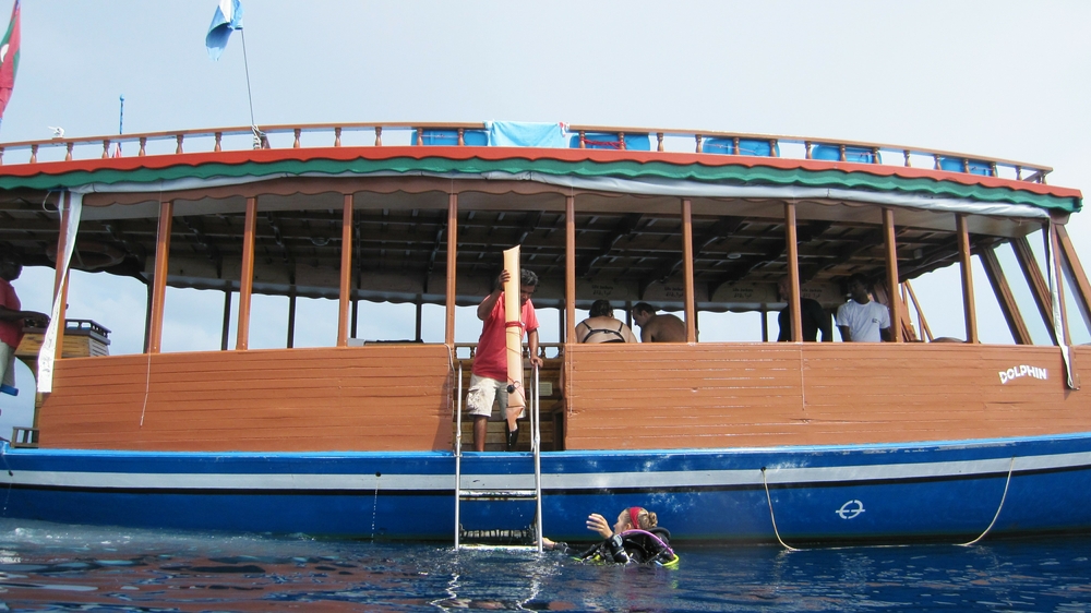 The end of a dive at Himandu Kandu: Justyna has passed up her SMB, and is ready to help us up the steps.