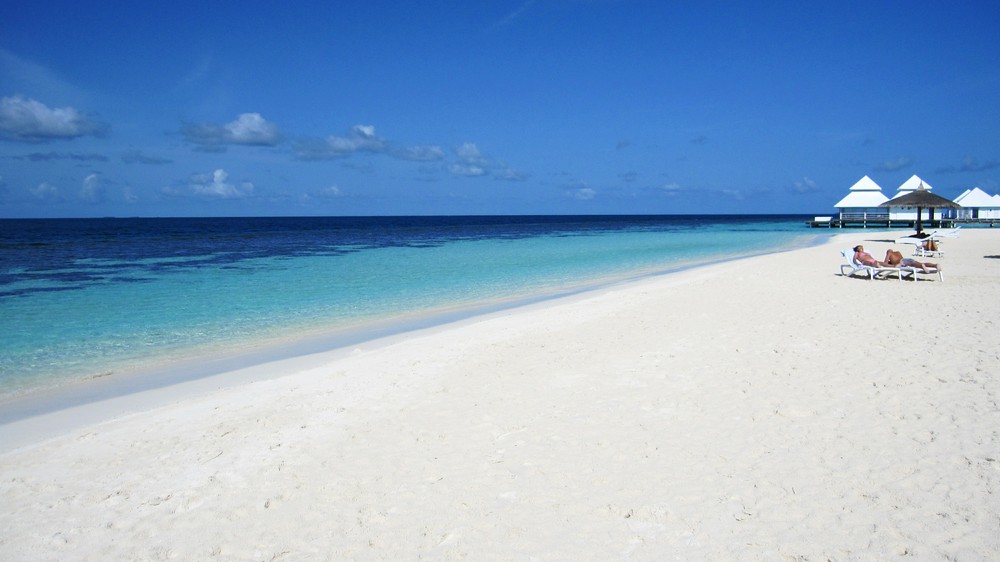 The beach in front of the restaurant and bar at Athuruga.