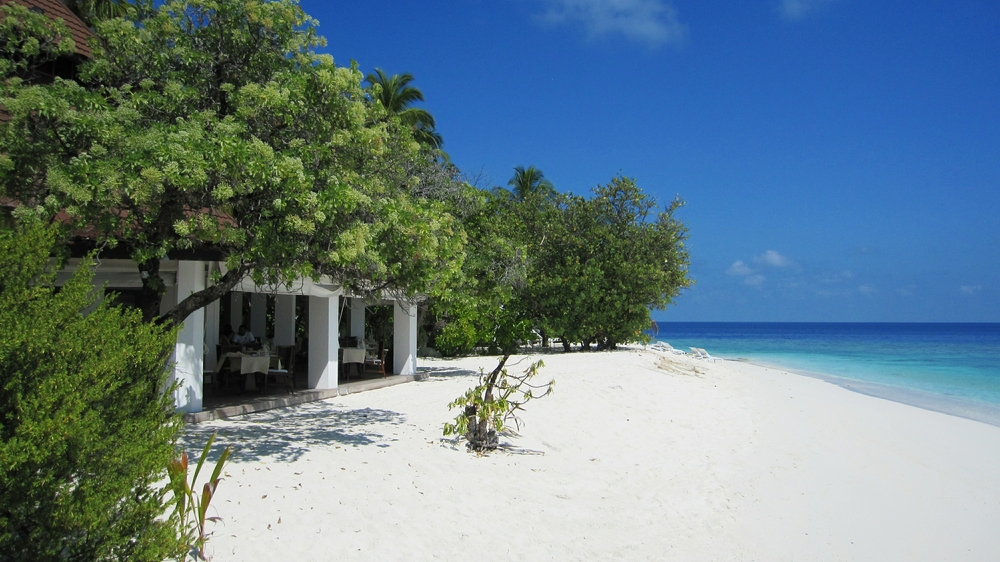 The main restaurant overlooking the beach and the ocean.