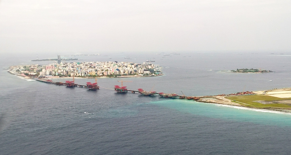 On the seaplane flight: The Chinese are building this massive bridge from Male (left) to the international airport island, Hulule (right). From the other
        end of Hulule island there is a causeway to the new artificial island, Hulhumale...